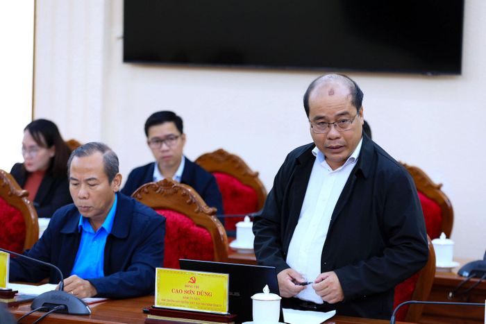 Tỉnh ủy viên, Phó Trưởng Ban Thường trực Ban Nội chính Tỉnh ủy Lâm Đồng Cao Sơn Dũng đề nghị nâng cao vai trò của cấp ủy Đảng trong chỉ đạo, lãnh đạo thực hiện dân chủ ở cơ sở