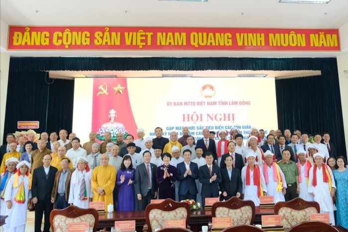 Với không gian đa dân tộc, đa tôn giáo, xây dựng khối đại đoàn kết toàn dân tộc tiếp tục là nhiệm vụ quan trọng của MTTQ các cấp trên địa bàn tỉnh Lâm Đồng. Trong ảnh, lãnh đạo tỉnh chụp hình lưu niệm cùng các chức sắc tiêu biểu (Ảnh: Việt Quỳnh)