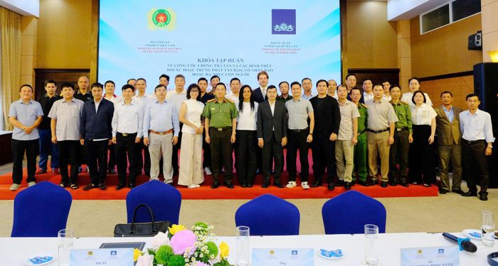 Báo cáo viên truyền đạt các nội dung liên quan đến Công ước chống tra tấn