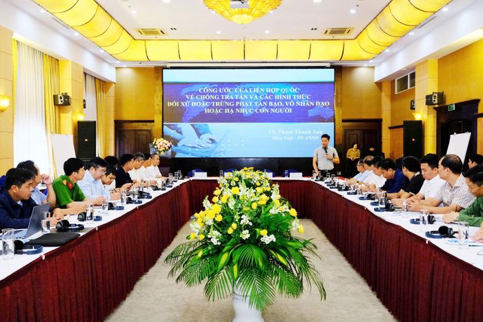Báo cáo viên truyền đạt các nội dung liên quan đến Công ước của Liên hợp quốc về chống tra tấn