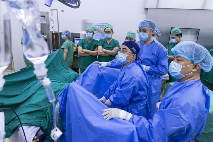 Mổ thị phạm tại Bệnh viện Đa khoa Bình Thuận được truyền hình trực tiếp từ phòng mổ về hội trường Hội nghị Khoa học thường niên lần thứ XXIII của HUNA 2026, Lâm Đồng.