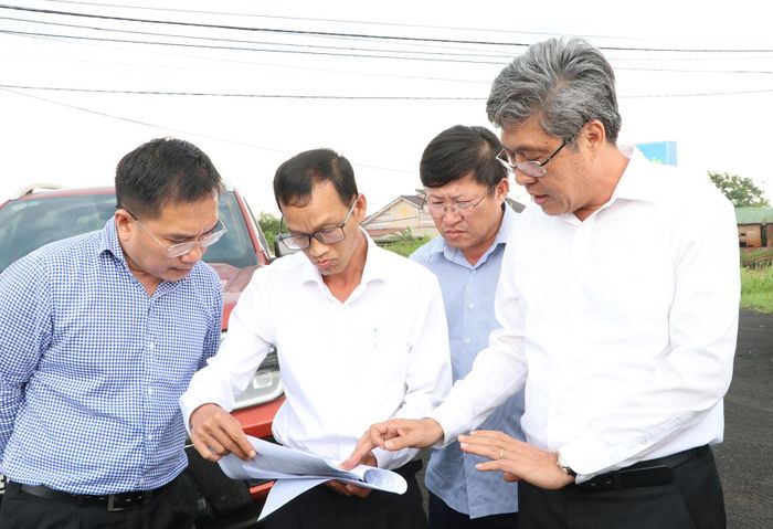 Phó Chủ tịch UBND tỉnh Nguyễn Minh kiểm tra tiến độ thi công trường biên giới xã Quảng Trực