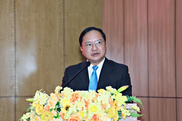 Đồng chí Phạm Văn Đức, Phó Bí thư Đảng ủy, Phó Chủ tịch Ủy ban MTTQ Việt Nam tỉnh báo cáo kết quả các hoạt động của Đảng ủy 6 tháng đầu năm và phương hướng 6 tháng cuối năm