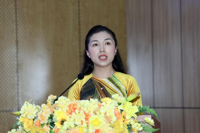 Đại diện Chi bộ Ban Công tác Đoàn và Thanh thiếu niên trình bày chuyên đề tại hội nghị