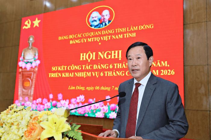Đồng chí Phạm Triều, Ủy viên Ban Thường vụ Tỉnh ủy, Bí thư Đảng ủy, Phó Chủ tịch Thường trực Ủy ban MTTQ Việt Nam tỉnh phát biểu kết luận hội nghị