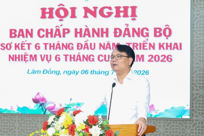 Đồng chí Đặng Hồng Sỹ, Phó Bí thư Thường trực Tỉnh ủy, Bí thư Đảng ủy Các cơ quan Đảng tỉnh Lâm Đồng phát biểu tại hội nghị