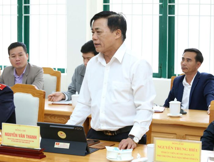 Đồng chí Nguyễn Văn Thanh, Tỉnh ủy viên, Chánh án Tòa án nhân dân tỉnh Lâm Đồng phát biểu ý kiến về công tác kết nạp đảng viên mới
