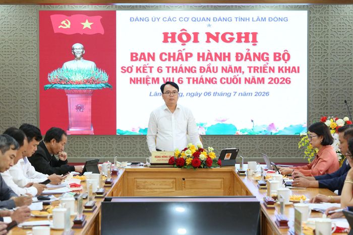 Đồng chí Đặng Hồng Sỹ, Phó Bí thư Thường trực Tỉnh ủy, Bí thư Đảng ủy Các cơ quan Đảng tỉnh Lâm Đồng chủ trì hội nghị.