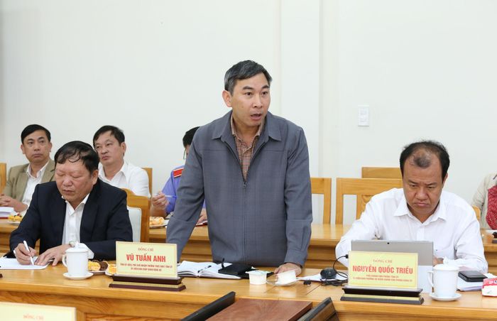 Đồng chí Vũ Tuấn Anh, Tỉnh ủy viên, Phó Chủ nhiệm Thường trực Ủy ban Kiểm tra Tỉnh ủy nêu ý kiến về công tác chính trị, tư tưởng