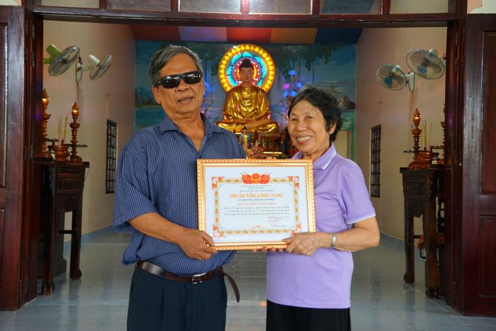 Ông Nguyễn Văn Tiết, Phó Chủ tịch Hội Người mù tỉnh Lâm Đồng trao bảng tri ân cho đơn vị tài trợ