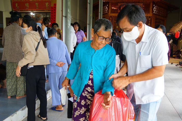 Trao quà cho hộ gia đình khó khăn tại Mũi Né
