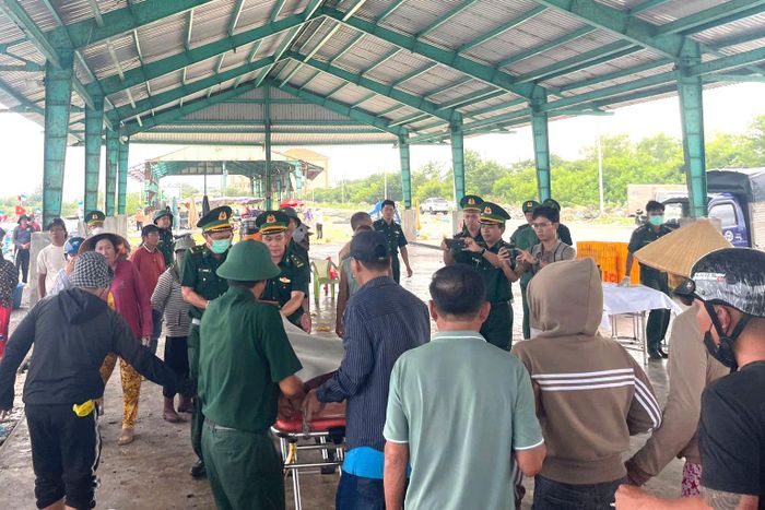 Các lực lượng và người dân tham gia cứu hộ