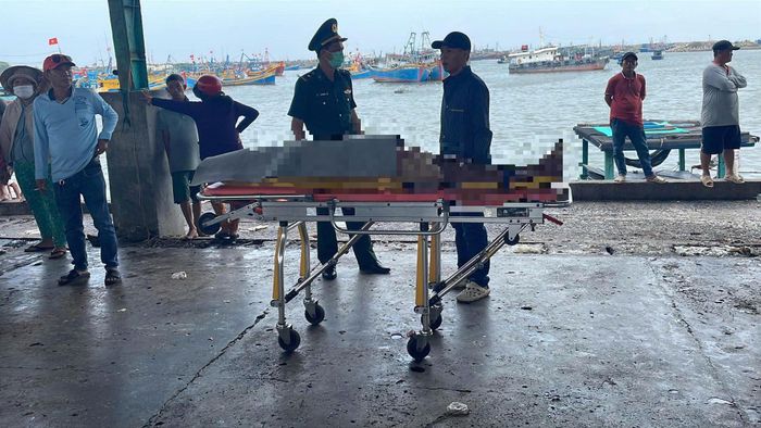 Thi thể nạn nhân được đưa lên bờ