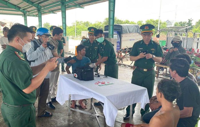 Lực lượng chức năng kiểm tra sức khỏe cho các ngư dân bị nạn