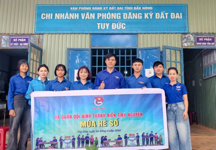 Đội hình Thanh niên tình nguyện Mùa hè số xã Tuy Đức ra quân hỗ trợ công tác rà soát, sắp xếp và nhập liệu hồ sơ giấy tờ về đất đai góp phần chuyển đổi số trên địa bàn