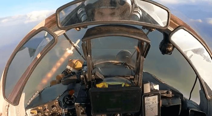Tiêm kích MiG-29 Ukraine phóng tên lửa HARM. Ảnh: Không quân Ukraine/X