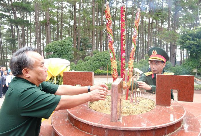 Thành viên Ban Chỉ đạo 515 tỉnh tưởng niệm các anh hùng liệt sĩ