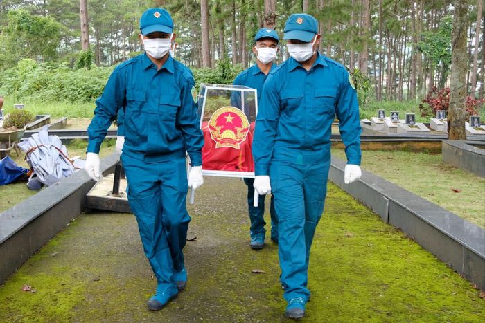 Hài cốt liệt sĩ được chuyển đến khu vực lấy mẫu riêng biệt