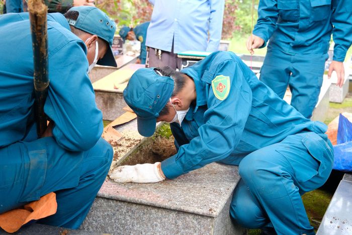 Lực lượng dân quân xã Di Linh tham gia thực hiện việc lấy mẫu