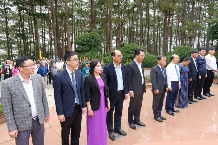 Lãnh đạo các xã thuộc khu vực Di Linh tưởng niệm các anh hùng liệt sĩ