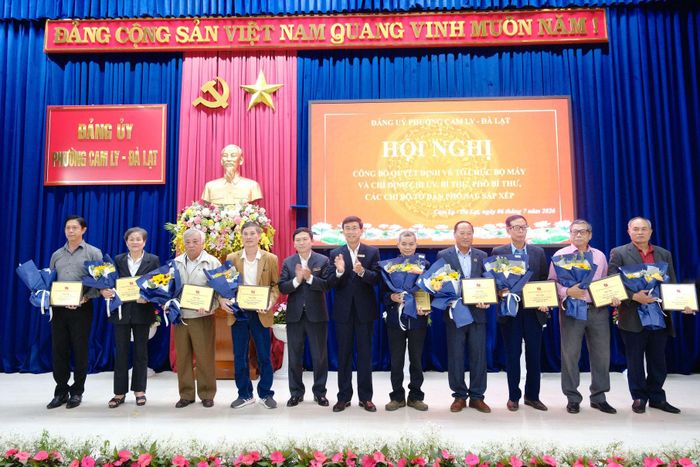 Đồng chí Phạm Kim Quang, Bí thư Đảng ủy, Chủ tịch HĐND phường Cam Ly - Đà Lạt tặng quà tri ân các đồng chí thôi tham gia cấp ủy, thôi giữ chức vụ bí thư, phó bí thư các chi bộ tổ dân phố