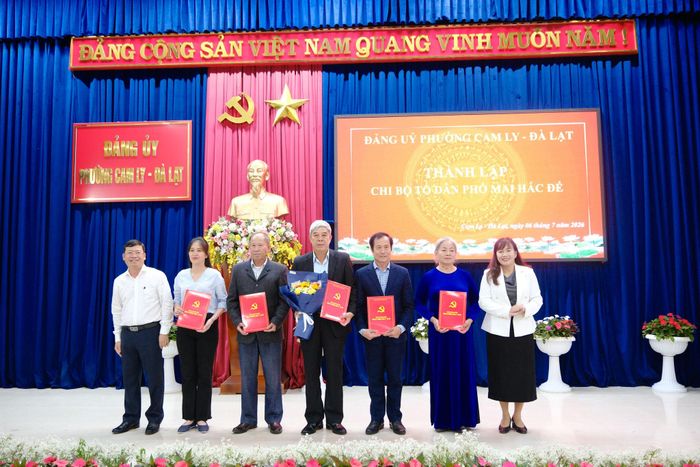 Đồng chí Phạm Thị Hồng Hải, Phó Trưởng Ban Tuyên giáo và Dân vận Tỉnh ủy Lâm Đồng cùng lãnh đạo phường Cam Ly - Đà Lạt trao quyết định và tặng hoa chúc mừng thành lập các chi bộ mới