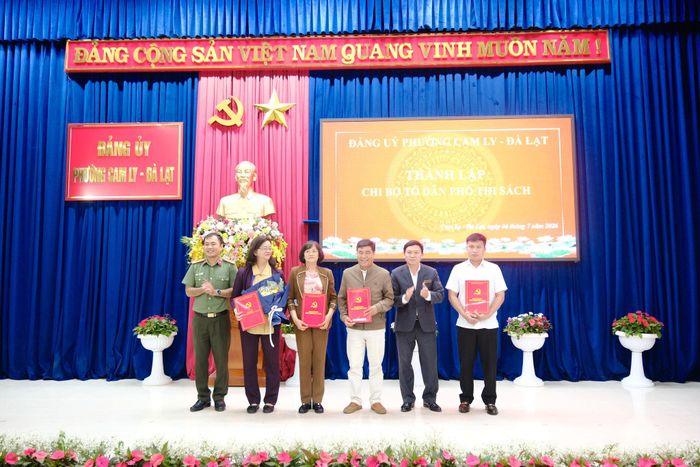 Đại diện lãnh đạo Công an tỉnh Lâm Đồng cùng lãnh đạo địa phương trao quyết định và tặng hoa chúc mừng thành lập các chi bộ mới