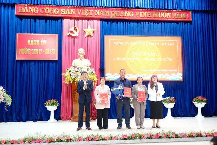 Đồng chí Phạm Thị Hồng Hải, Phó Trưởng Ban Tuyên giáo và Dân vận Tỉnh ủy Lâm Đồng và đồng chí Phạm Kim Quang, Bí thư Đảng ủy, Chủ tịch HĐND phường Cam Ly - Đà Lạt trao quyết định và tặng hoa chúc mừng thành lập các chi bộ mới