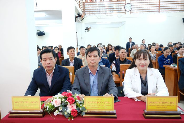 Đồng chí Phạm Thị Hồng Hải, Phó Trưởng Ban Tuyên giáo và Dân vận Tỉnh ủy Lâm Đồng cùng lãnh đạo địa phương tham dự hội nghị