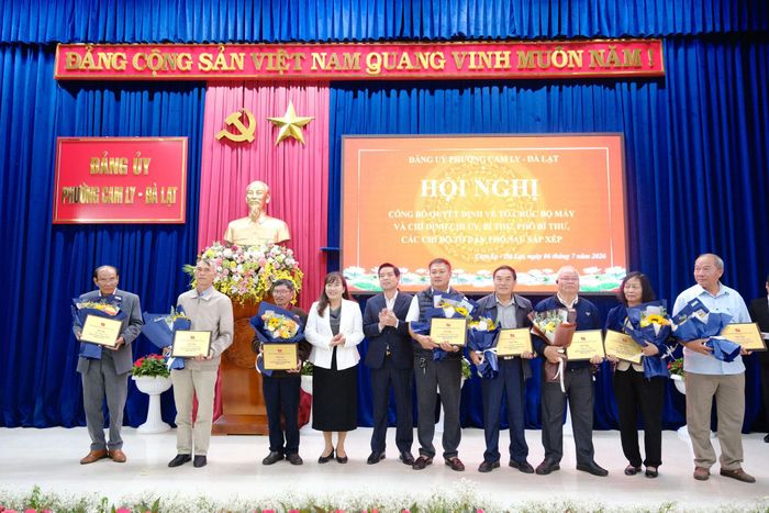 Đồng chí Phạm Thị Hồng Hải, Phó Trưởng Ban Tuyên giáo và Dân vận Tỉnh ủy Lâm Đồng cùng lãnh đạo phường Cam Ly - Đà Lạt tặng quà tri ân các đồng chí thôi tham gia cấp ủy, thôi giữ chức vụ bí thư, phó bí thư các chi bộ tổ dân phố