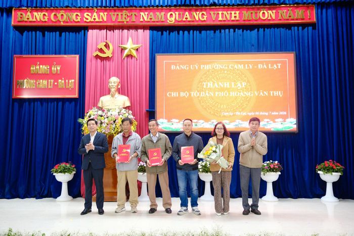 Lãnh đạo phường Cam Ly - Đà Lạt trao quyết định và tặng hoa chúc mừng thành lập các chi bộ mới