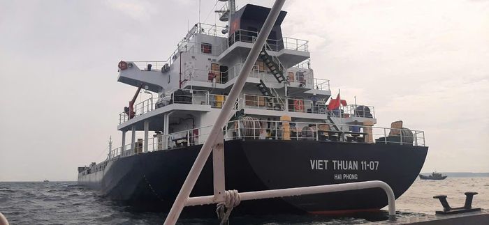 Tàu Viet Thuan 11-07 được lực lượng chức năng yêu cầu di chuyển vào khu vực neo đậu để phối hợp làm việc với cơ quan chức năng
