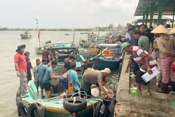 Các ngư dân được lực lượng hỗ trợ đưa vào bờ