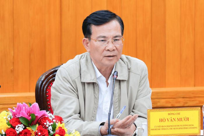 Ủy viên Ban Chấp hành Trung ương Đảng, Phó Bí thư Tỉnh ủy, Chủ tịch UBND tỉnh Hồ Văn Mười yêu cầu đơn vị thi công huy động nhân lực, máy móc thiết bị tăng tốc tiến độ các dự án