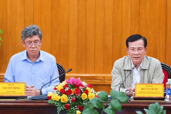 Ủy viên Ban Chấp hành Trung ương Đảng, Phó Bí thư Tỉnh ủy, Chủ tịch UBND tỉnh Hồ Văn Mười (bên phải) yêu cầu các nhà thầu tại Lâm Đồng huy động máy móc, trang thiết bị hỗ trợ Công ty 319 để cùng chia sẻ khó khăn, đẩy nhanh các dự án
