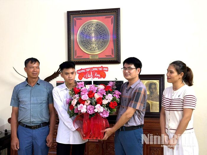 Lãnh đạo Trường THPT Lương Thế Vinh tặng hoa chúc mừng em Vũ Minh Xuân.