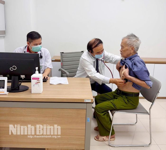 Bệnh viện Bạch Mai đã huy động đội ngũ y, bác sĩ cùng hệ thống trang thiết bị hiện đại để tổ chức khám, tư vấn và sàng lọc sức khỏe cho các đối tượng chính sách tỉnh Ninh Bình. (Ảnh: Bệnh viện Bạch Mai cung cấp).
