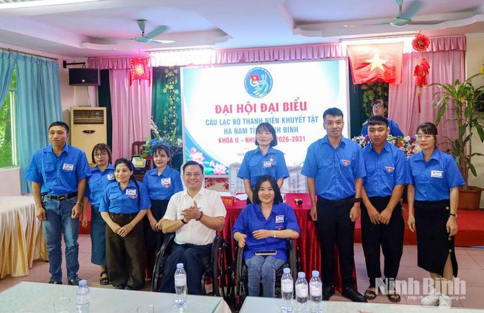 Lãnh đạo Hội NKT tỉnh và Ban Chủ nhiệm CLB Thanh niên khuyết tật Hà Nam tỉnh Ninh Bình khóa II, nhiệm kỳ 2026-2031 chụp ảnh lưu niệm tại Đại hội.