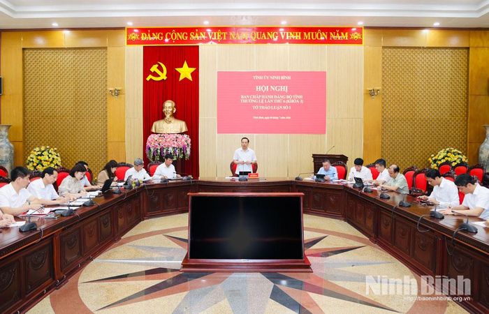 Quang cảnh thảo luận tại tổ số 1.