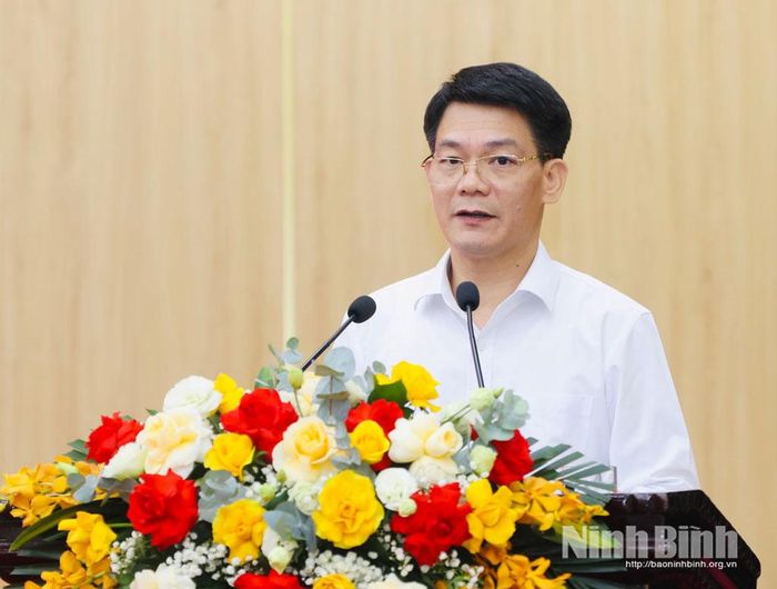 Đồng chí Nguyễn Đức Toàn, Ủy viên Ban Thường vụ Tỉnh ủy, Trưởng Ban Tuyên giáo và Dân vận Tỉnh ủy quán triệt Chỉ thị số 04-CT/TW của Ban Bí thư; Chỉ thị số 05-CT/TW của Bộ Chính trị