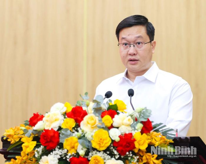 Đồng chí Phó Bí thư Thường trực Tỉnh ủy Trần Đăng Quỳnh trình bày dự thảo Báo cáo tóm tắt kết quả công tác 6 tháng đầu năm; phương hướng, nhiệm vụ trọng tâm 6 tháng cuối năm 2026.