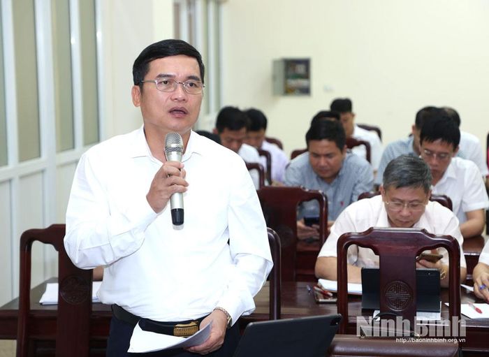 Đồng chí Nguyễn Văn Lượng, Ủy viên Ban Thường vụ Tỉnh ủy, Giám đốc Sở Xây dựng phát biểu thảo luận tại tổ số 6.