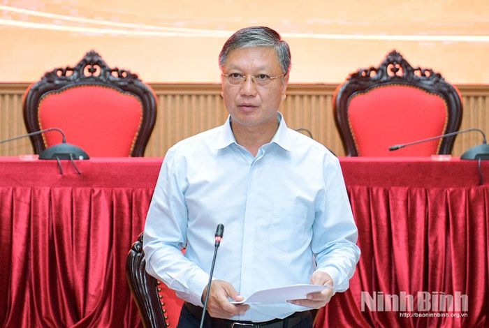 Đồng chí Đinh Việt Dũng, Ủy viên Ban Thường vụ Tỉnh ủy, Trưởng Ban Tổ chức Tỉnh ủy phát biểu thảo luận tại tổ số 3.