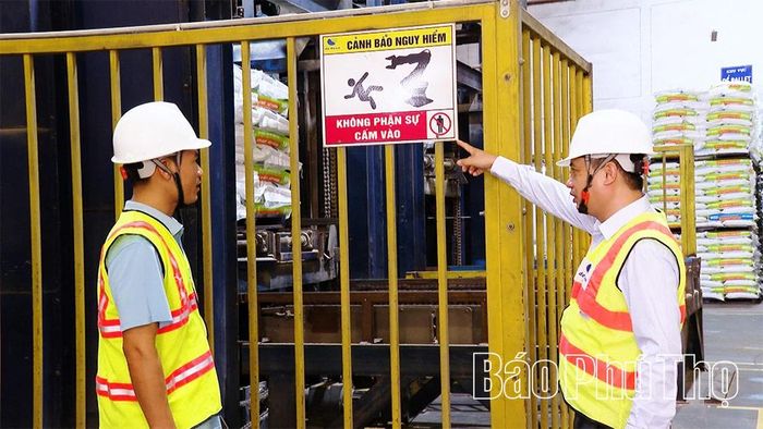 Hoạt động sản xuất tại Công ty TNHH De Heus Chi nhánh Vĩnh Phúc luôn gắn với yêu cầu bảo đảm an toàn lao động.