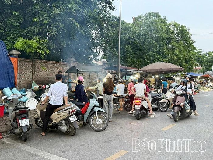 Sự phát triển của các khu công nghiệp đã giúp nhiều lao động có việc làm ngay gần nơi cư trú. Nhờ đó, các chợ quê không còn cảnh đìu hiu như trước mà trở nên tấp nập hơn vào mỗi buổi chiều khi công nhân tan ca.