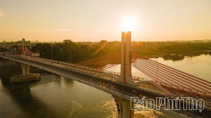 Bắc qua sông Lô ngày nay là cây cầu Vĩnh Phú hiện đại vươn mình mạnh mẽ.
