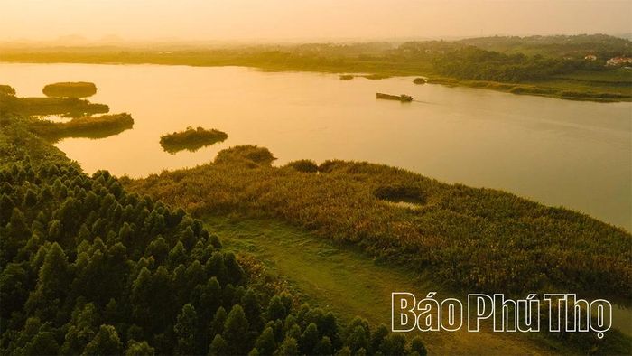 Ngày qua ngày, dòng sông Lô vẫn giữ nguyên vẻ đẹp yên ả vốn có. Dòng chảy hiền hòa ấy vẫn bền bỉ bồi đắp phù sa, nuôi dưỡng những miền quê trù phú và viết tiếp câu chuyện về một vùng đất Phú Thọ thanh bình, giàu truyền thống.