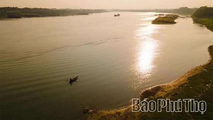 Khi bình minh vừa ló rạng, mặt nước sông Lô như một tấm gương khổng lồ phản chiếu bầu trời đang dần thức giấc.