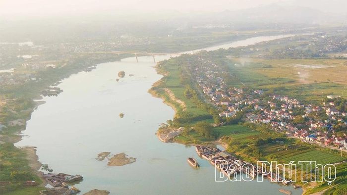 Hai bên bờ sông Lô là những làng quê ngày càng khởi sắc, những tuyến giao thông hiện đại và những con người cần cù đang từng ngày dựng xây quê hương giàu đẹp.