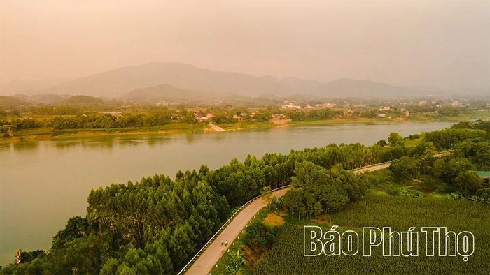 Từng tốp người thong thả đạp xe, tập thể dục hay cùng nhau ra đồng từ khi mặt trời còn chưa lên cao.